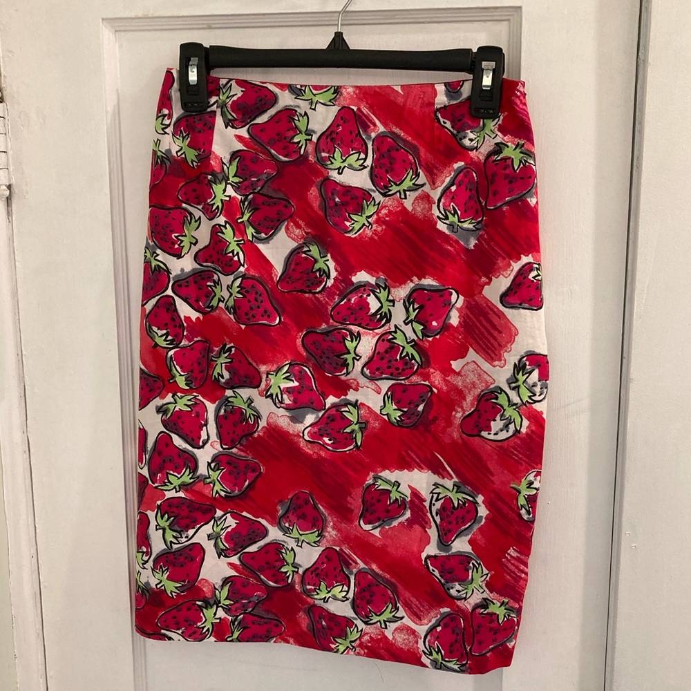 strawberry skirt with side zipper and back slit!🍓